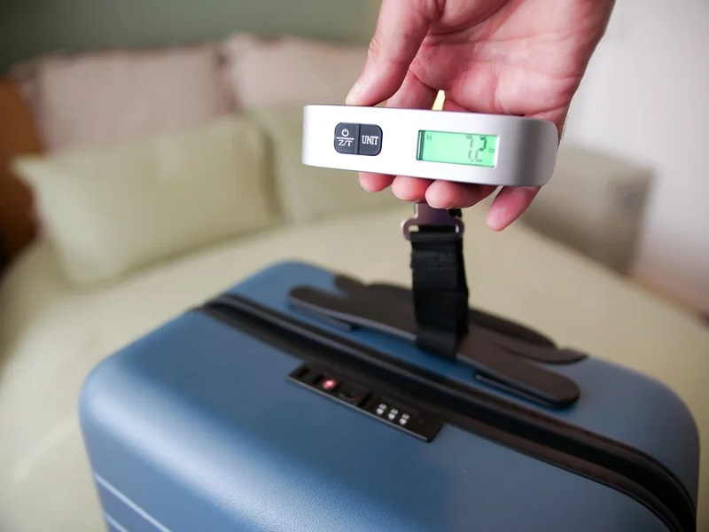 Weighing empty luggage with a luggage scale; Photo source: Upgradedpoints.com website. Photographer: Unknown
