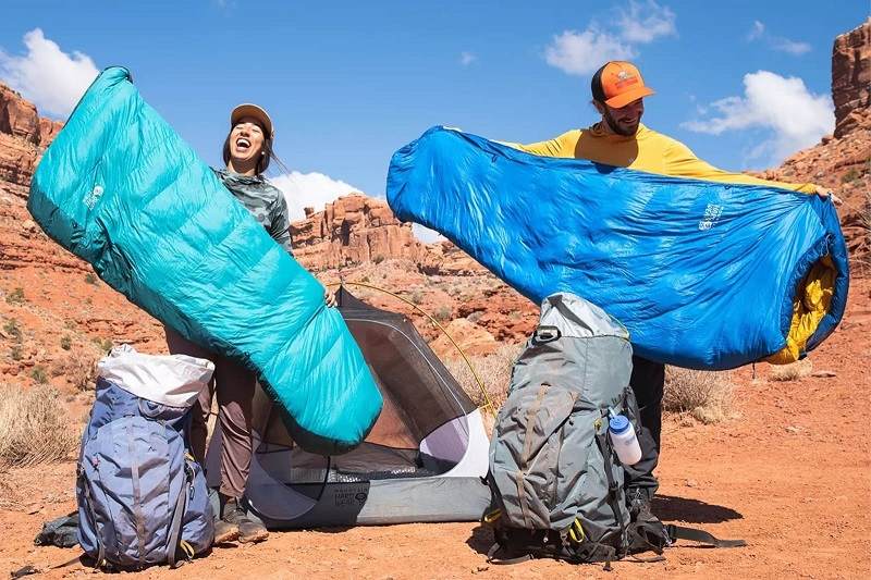 Blue and green sleeping bags in nature; Photo source: TravelFreak website. Photographer: Unknown