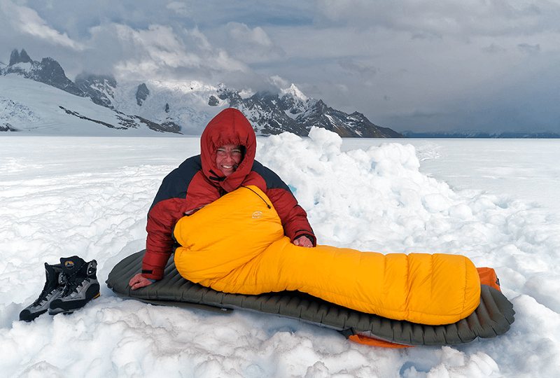 sleeping with a sleeping bag in winter; Photo source: website giamgiatructuyen.com. Photographer: Unknown