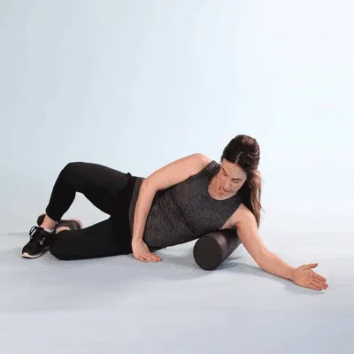 Strengthening the armpit with a foam roller