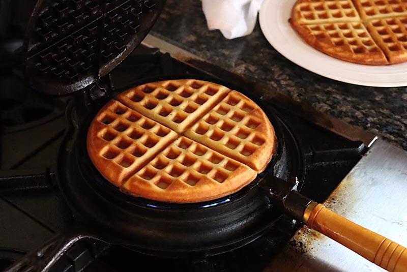 round iron waffle maker; Photo source: practicalselfreliance; Name of the photographer: unknown
