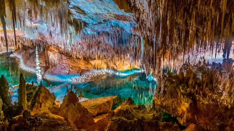 Caves of Drach Caves of Drach) in the Balearic Islands, one of the most amazing caves in Spain