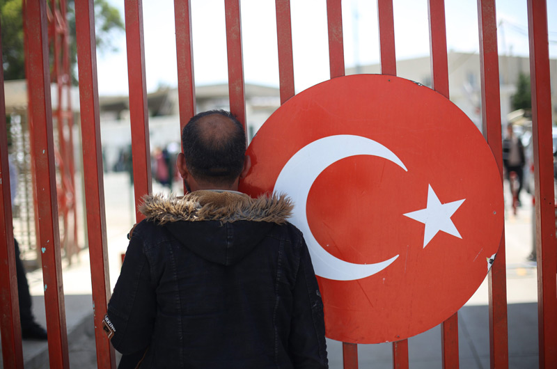 applicant to enter Türkiye behind the border; Photo source: The Tahrir Institute for Middle East Policy, photographer: Hakan Akinakgun