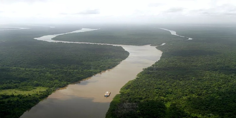 Amazon river in the middle of the jungle. Source: treehugger Photographer: Ricardo Lima