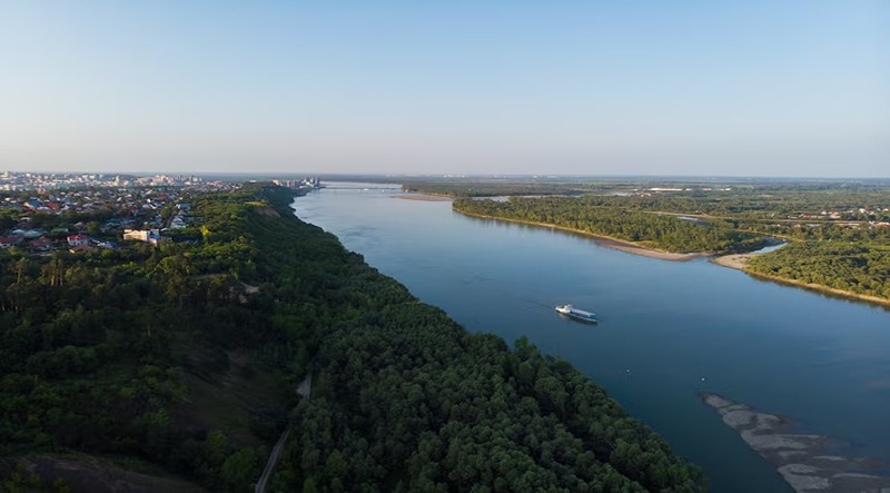 Ship on the Ob river, photo source: freepic, photographer: olinchuk