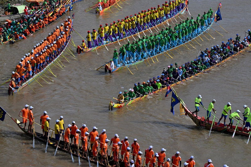 preparing the dragon boat for the race during the Cambodia Water Festival; Photographer: Tang Chhin Sothy 
