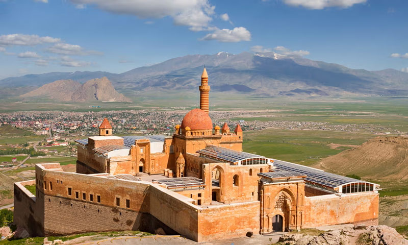 Ishaq Pasha Palace of Türkiye facing the plain; Photo source: Getty Images, photographer: Ozbalci