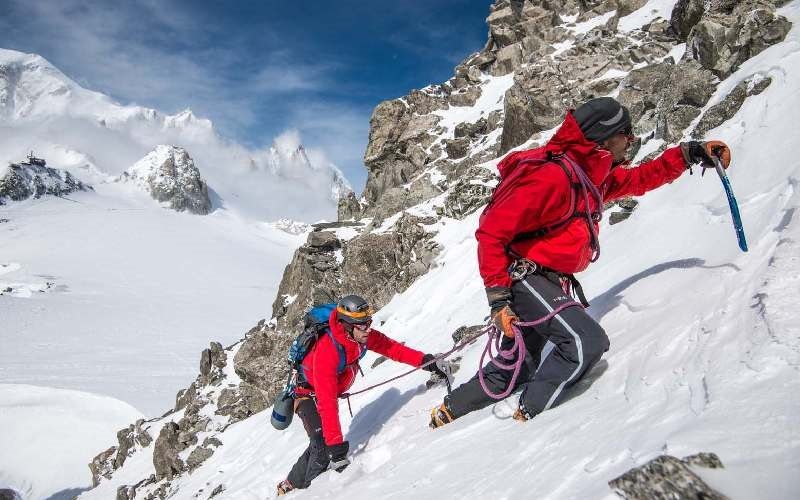 Mountaineering clothes in snowy weather; Photo source koohbist.com website. Unknown photographer