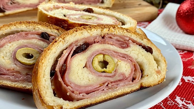 ham bread; From Venezuelan Christmas dishes; Photo source: theworldinrecipes.com site. Photographer: Unknown