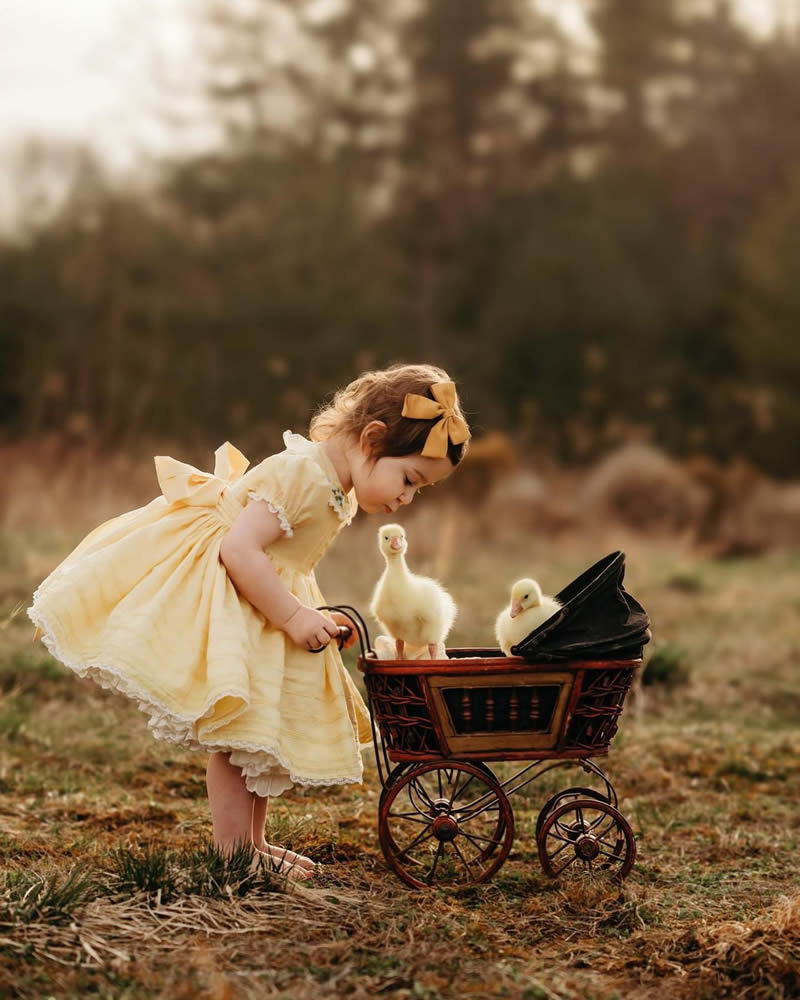 Little girl game with ducklings