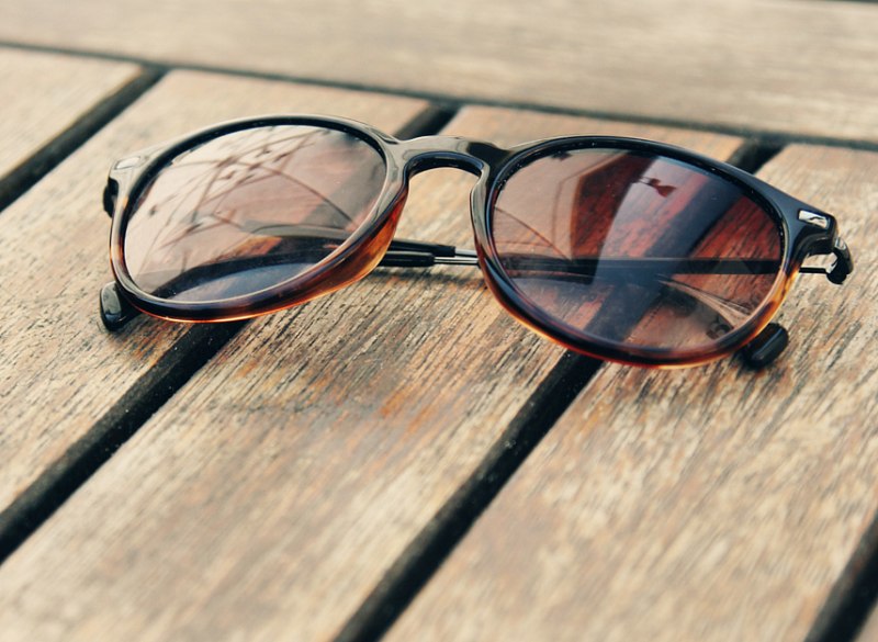 putting sunglasses on a flat surface; Photo source: eco18.com website. Photographer: Unknown