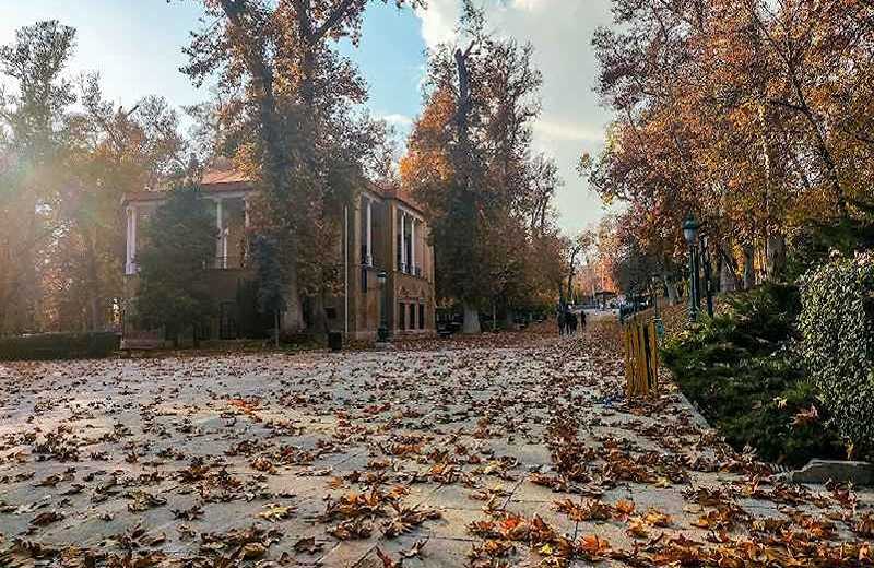 Niavaran Palace in autumn. Photo source: Google Map, photographer: Mostafa Mottaghi Niya