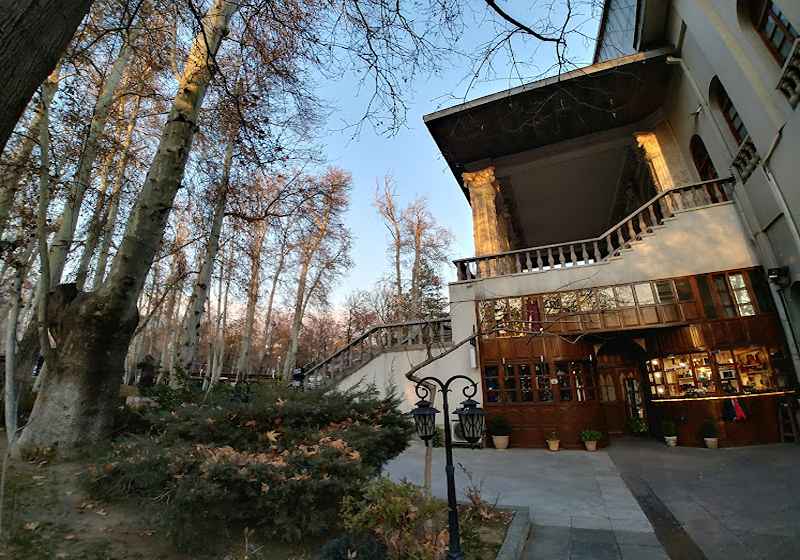 Ferdous Garden in Tehran in autumn. Photo source: Google Map, photographer: Amir Mirdamadi