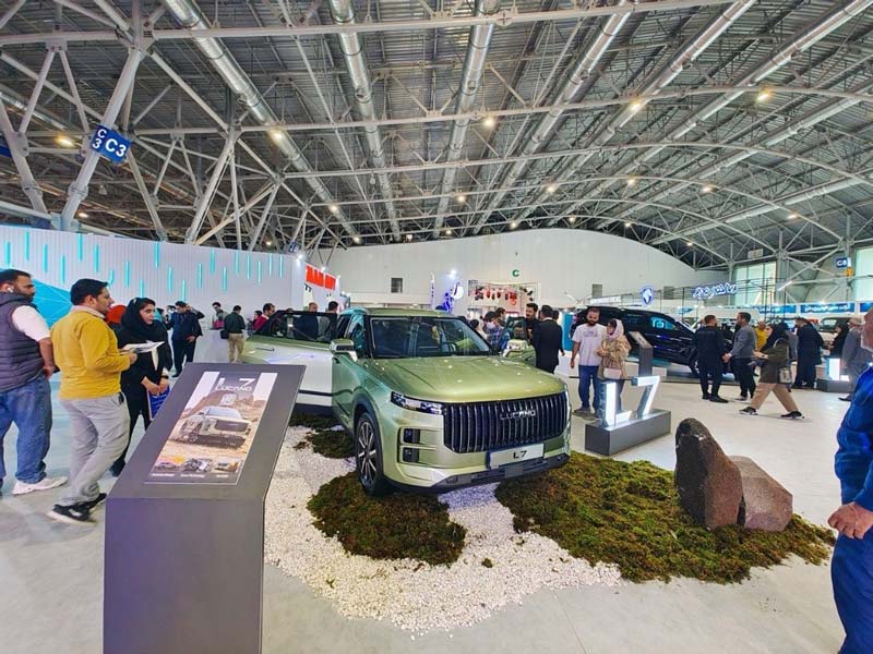 Reportage of Isfahan people's desire to visit the Lucano stand