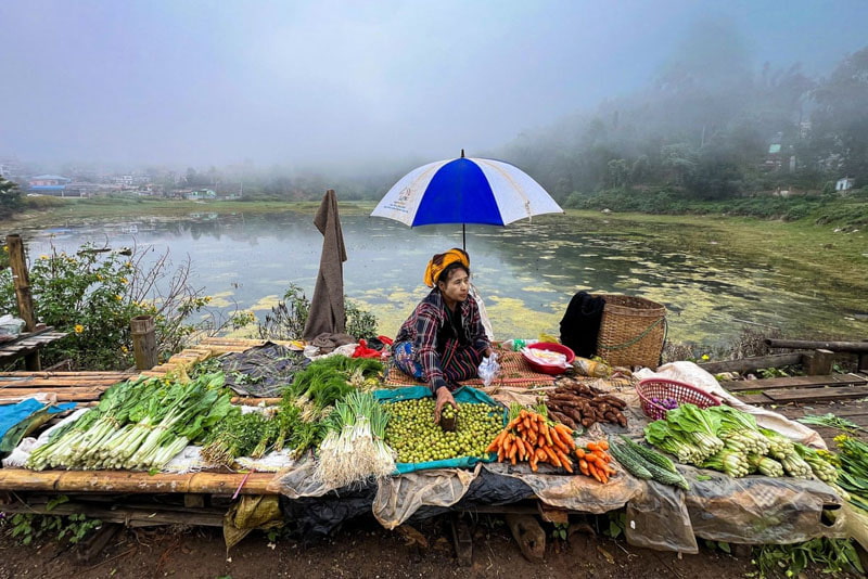A seller waiting for customers in the Myanmar street market; Photographer: Sai Aung