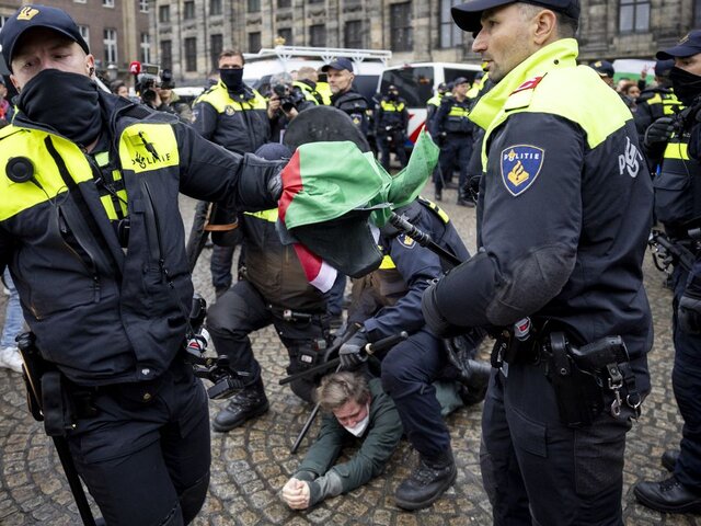 The Dutch police attacked the gathering of supporters of Palestine in Amsterdam