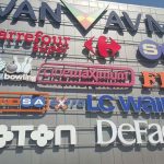 The entrance to Wan shopping center at night