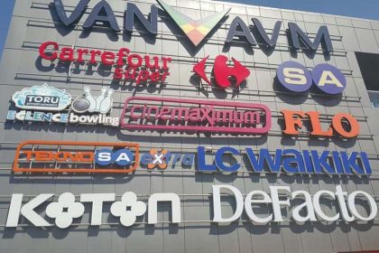 The entrance to Wan shopping center at night