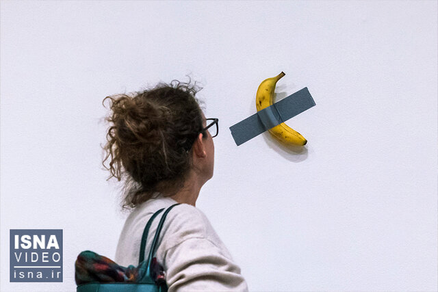 Video/ Selling a 6 million dollar banana with adhesive tape