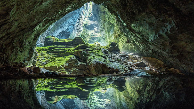 Where is the biggest cave in the world?