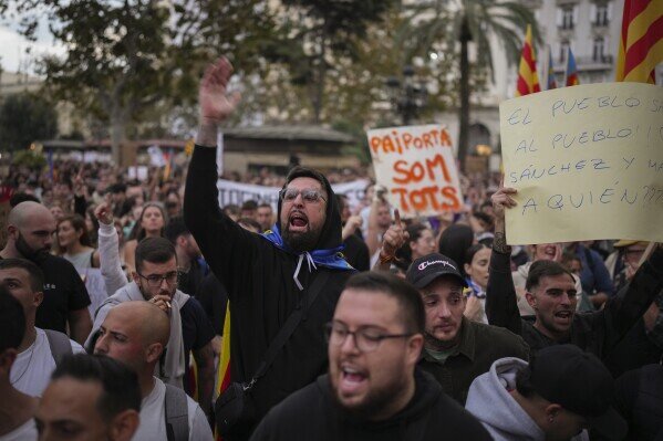 Protests of thousands of people in Spain against the ineffectiveness of the government regarding the floods