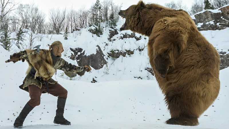 The fight between man and bear in winter. Source: picobino.com website; Photographer: Unknown