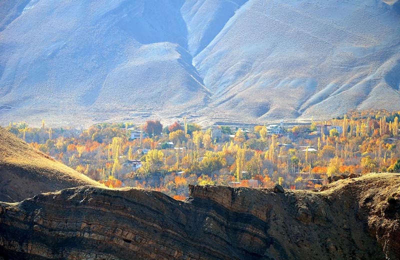 A distant photo of Erengeh village in autumn; Photo source: Dalgarom, photographer: unknown