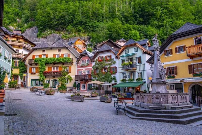 The colorful houses of Hallstatt, Austria; Photo source: myguidemunich.com; Photographer: Unknown
