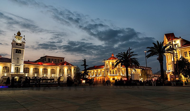 Rasht Municipality at night. Source: Wikimedia; Photographer: Iman Yari