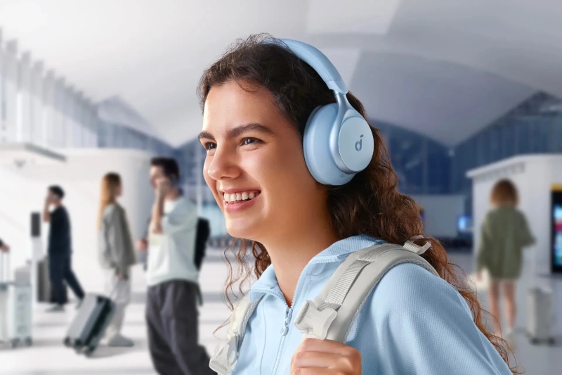 Anker brand headphones for travel; Photo source: zoomit.ir site. Photographer: Unknown