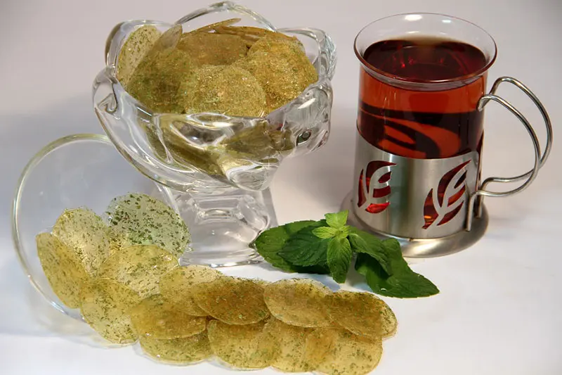 Peppermint flakes and tea; Photo source: aryagaz.ir; Photographer: Unknown