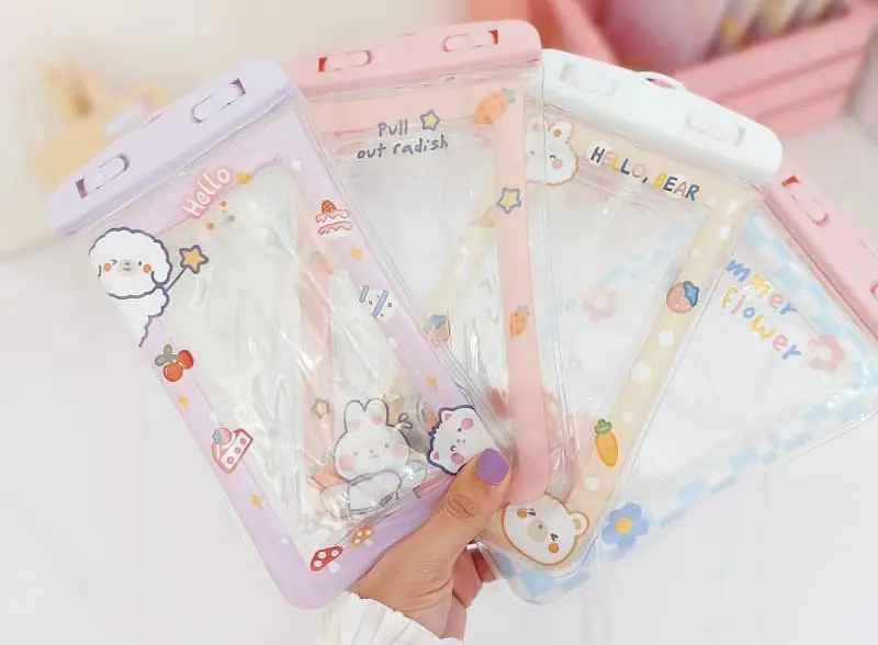 Waterproof mobile phone cover. Source: rainisland.ir website; Photographer: Unknown