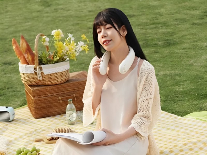 Fan for hiking. Source: janebi.com website; Photographer: Unknown