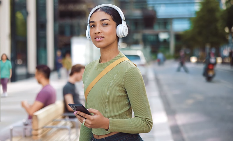 Noise canceling headphones for busy environments. Source: tehranspeaker.com website; Photographer: Unknown