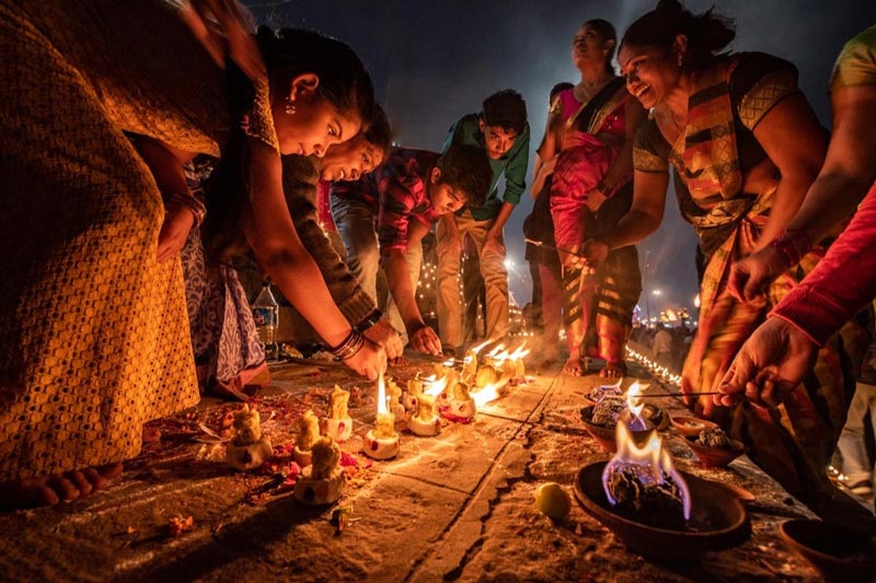 Lighting candles on Indian Diwali; Photo source: avgtravels.com website; Photographer: Unknown