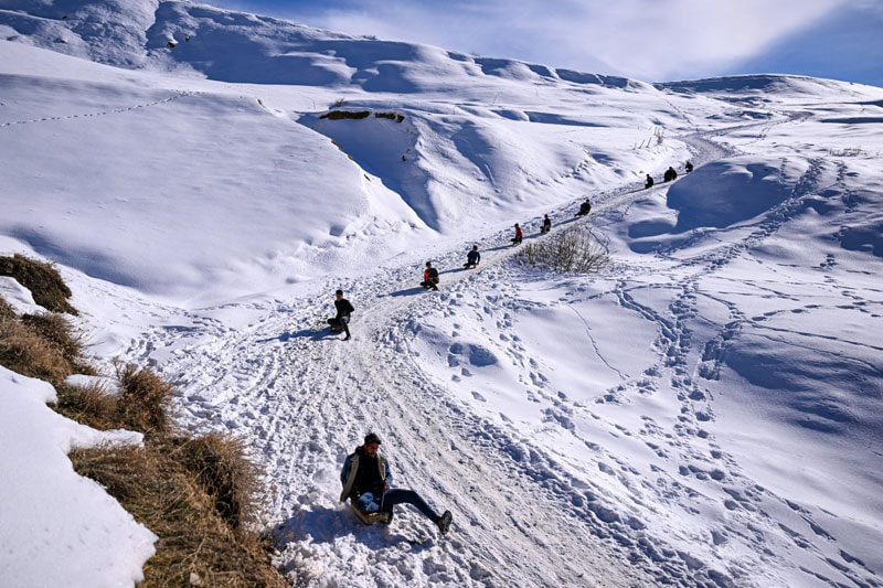 Youth sledding on a snowy road in Türkiye; Source: theguardian; Photographer: Ozkan Bilgin