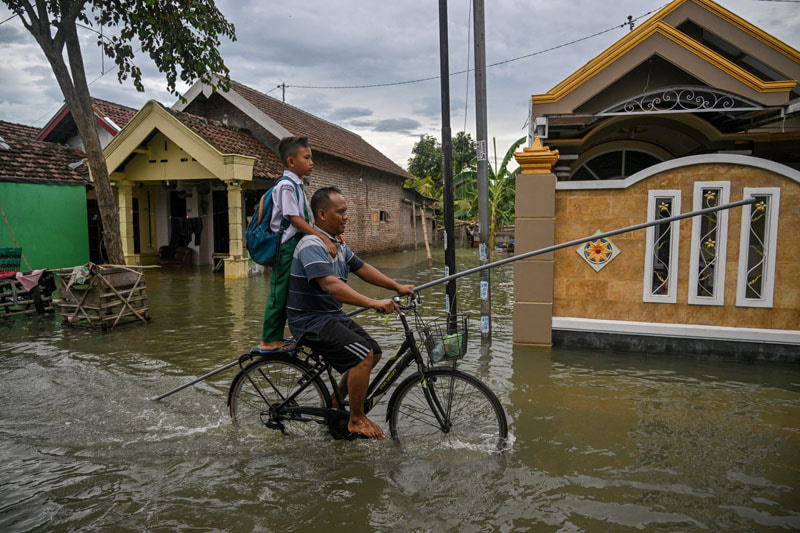 River flooding in Indonesia, after torrential rains; Source: theguardian; Photographer: Juni Kriswanto