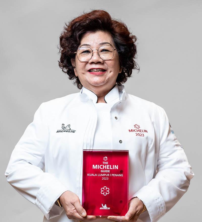 Michelin guide book in the hand of the chef; Photo source: MICHELIN Guide; Name of the photographer: unknown