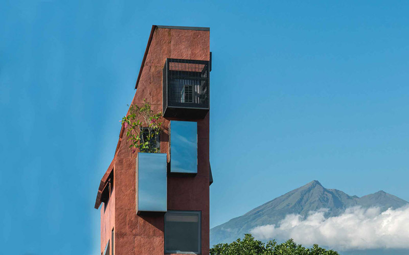 The width of the world's thinnest hotel; Photo source: piturooms.com; Photographer: Unknown