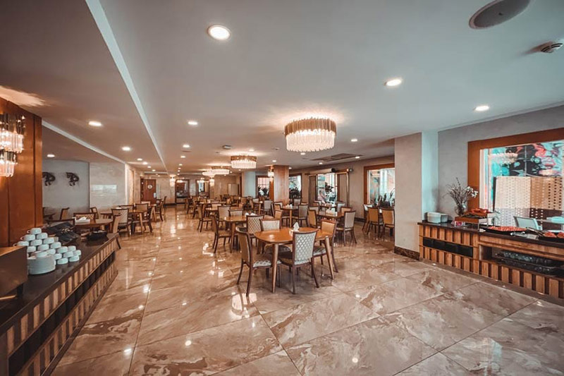 Restaurant and coffee shop area of Korosh Kish Hotel; Photo source: booking.ir; Photographer: Unknown