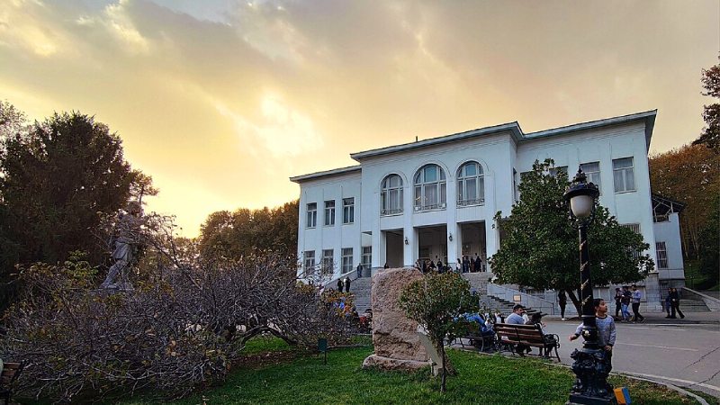 Saadabad Museum White House. Source: Wikimedia; Photographer: Hamidreza Abyanaki