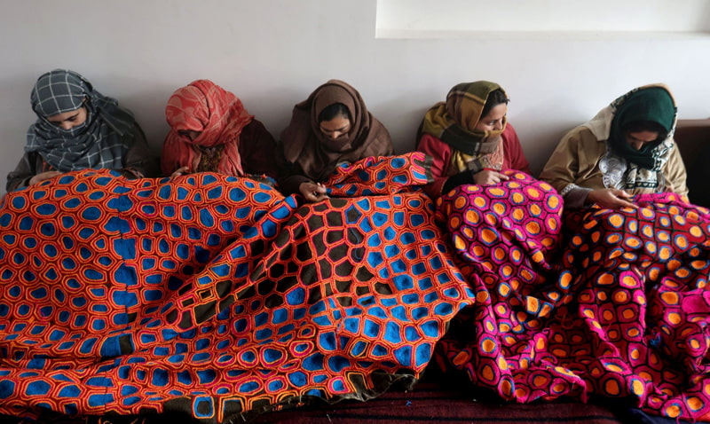 Weaving of a traditional Kashmiri winter carpet by the trainees of the training center in India; Source: theguardian; Photographer: Farooq Khan