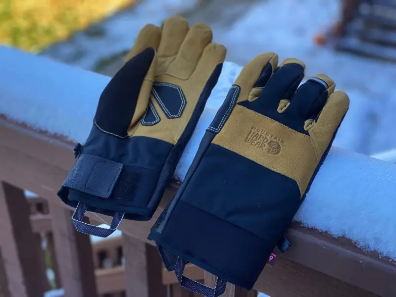 Goretex gloves from Mountain Hardware. Source: engagement.com website; Photographer: Unknown