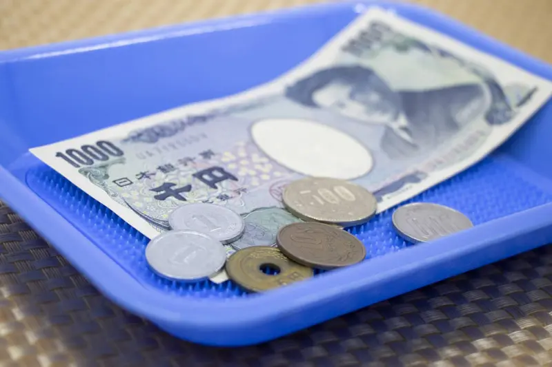 In-tray payment in Japan; Photo source: jw-webmagazine.com; Photographer: Unknown