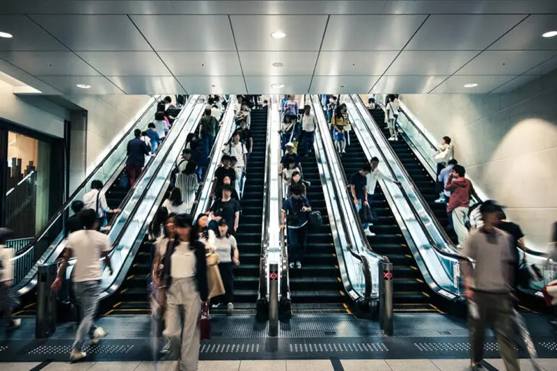 Correct use of escalators in Japan; Photo source: kcpinternational.com; Photographer: Unknown