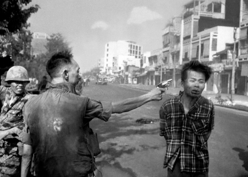 The moment of the execution of a Viet Cong fighter by the head of the National Police of South Vietnam in 1968; Photographer: Eddie Adams