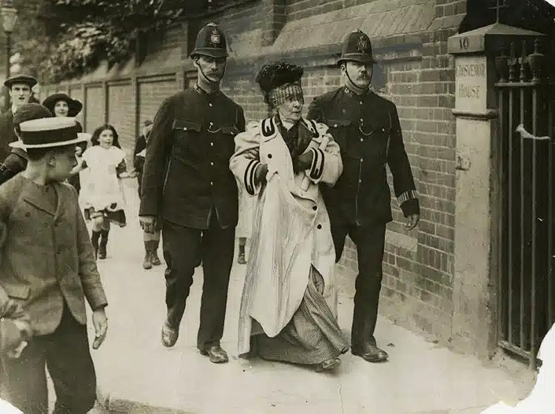   The moment of the arrest of a woman fighting for women's suffrage (in the term: Suffragette) in <a href=
