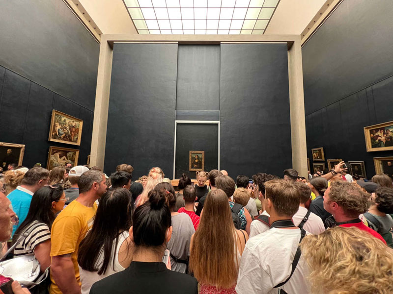 The audience of the Mona Lisa painting in the Louvre Museum; Photo Source: Context Travel, Photographer: Unknown
