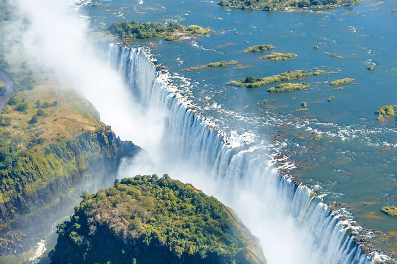 Victoria Falls (Victoria Falls) in the south of the African continent and the border between Zambia and Zimbabwe