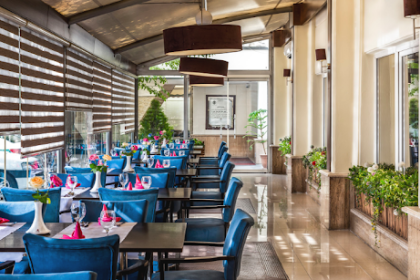 Chinese restaurant; Equipped with a varied menu